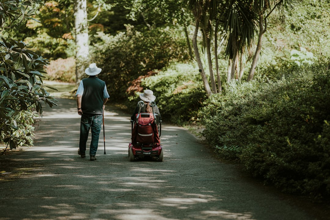Peut-on marcher avec une cruralgie ? Conseils pour rester actif sans aggraver la douleur