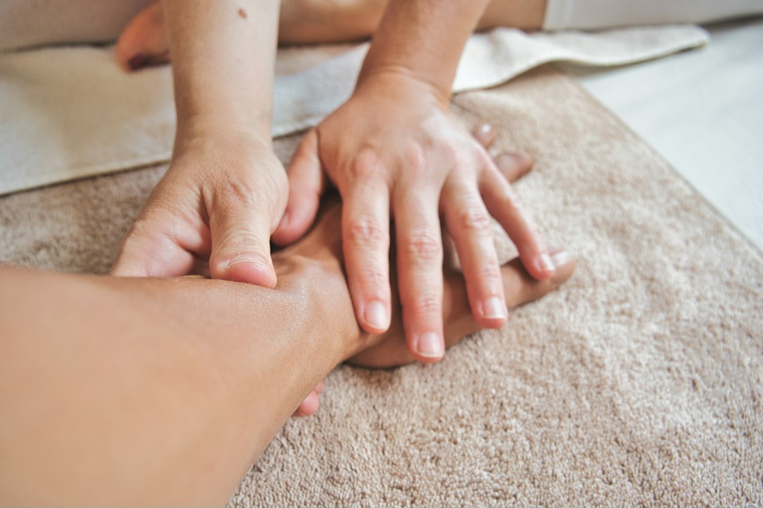 Massage manuel favorisant la détente et le relâchement après une séance