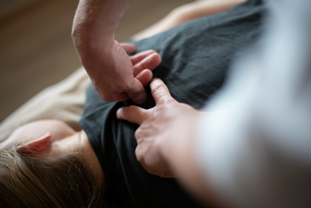 Massage du dos réalisé avec des pressions manuelles dans un cadre de bien-être