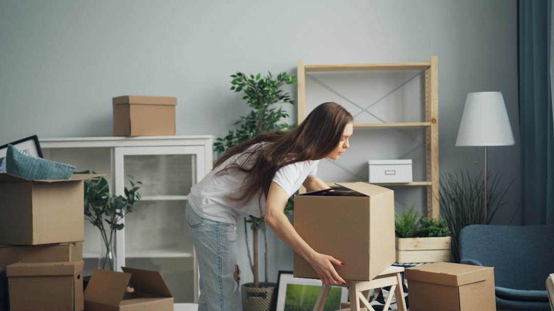 Porter des cartons sans se faire mal au dos : conseils pratiques à Saint-Calais