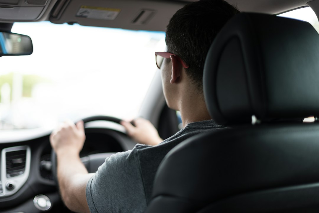 Mal de dos en voiture : 8 réglages et habitudes pour mieux supporter les trajets