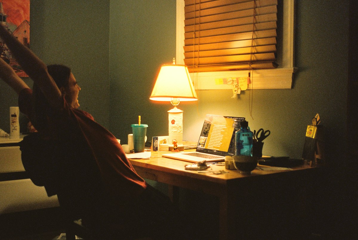 Télétravail et tensions dans la nuque : 7 pauses simples pour bouger sans forcer